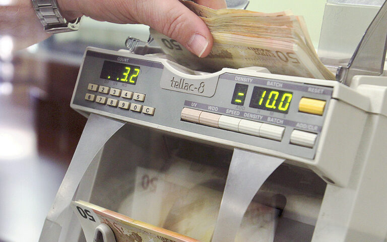 Οι καταθέσεις των νοικοκυριών μειώνονται, η ανησυχία στις τράπεζες αυξάνεται