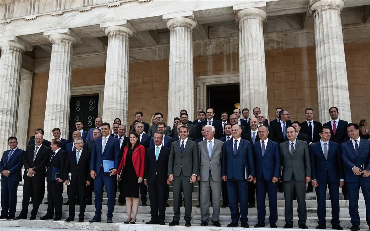 Σε τροχιά φθοράς η ελληνική κυβέρνηση