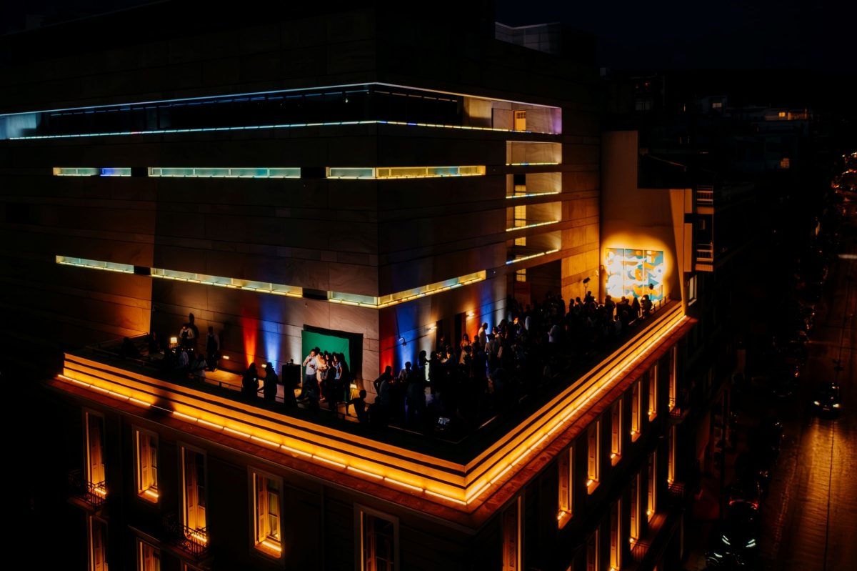 Ένα νέο πορτραίτο του Βασίλη και της Ελίζας Γουλανδρή στην Ταράτσα του Νεοκλασικού Κτηρίου του Ιδρύματος Β&Ε Γουλανδρή στην Αθήνα