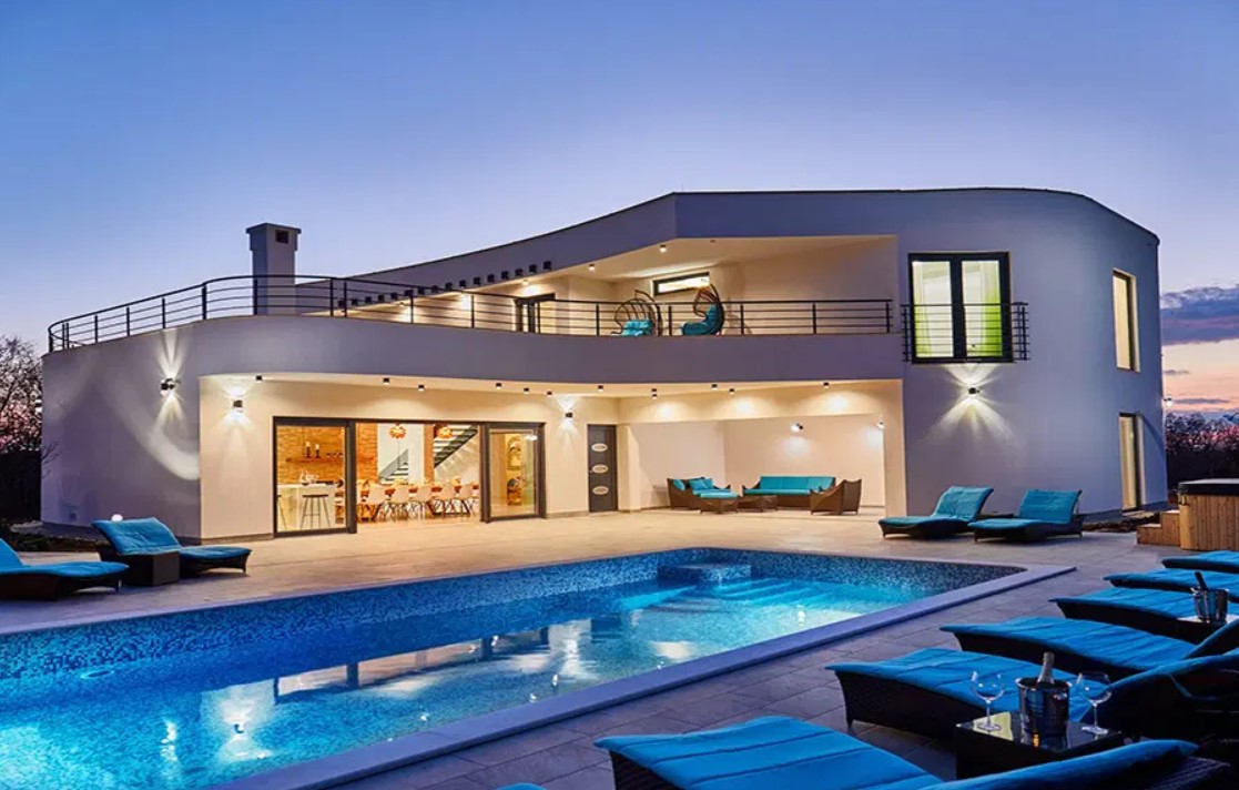 Ο CEO της μεγάλης εισηγμένης (με αντικείμενο πολύ της… μόδας λόγω κρίσης) και η βίλα – υπερπαραγωγή της απίστευτης χλιδής στα Βόρεια Προάστεια!!!