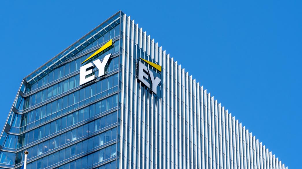 EY: Οι μεγάλες ευκαιρίες και προκλήσεις για την ελληνική οικονομία