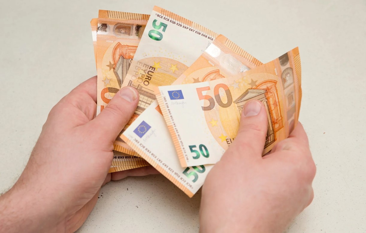 Προς νέα μείωση το όριο για τις συναλλαγές με μετρητά