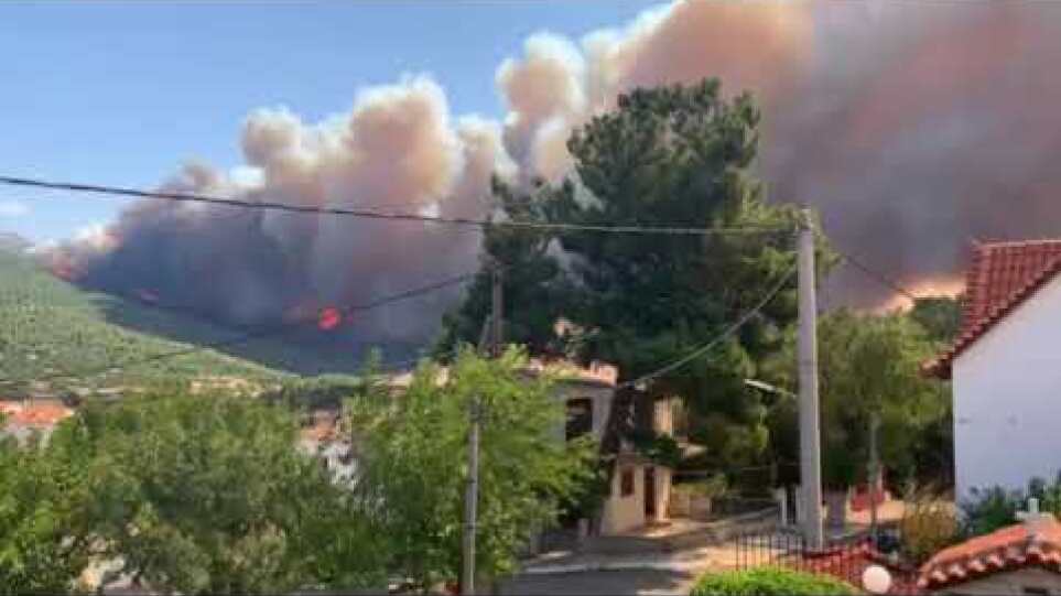 Ενισχύονται οι δυνάμεις στα Βίλια – Εκκένωση δυο οικισμών