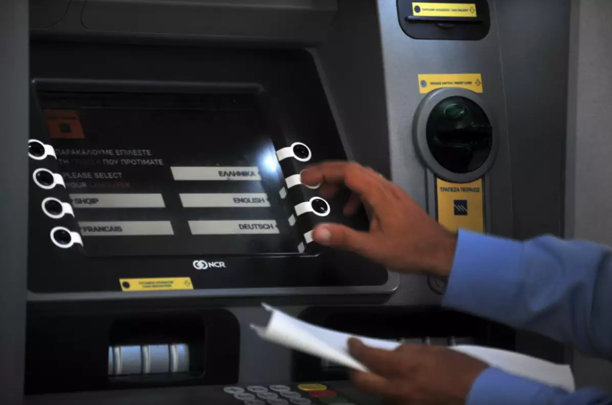 Προκλητικό το χαράτσι από τις τράπεζες για τις ακυρώσεις εμβασμάτων – Στο 30% η χρέωση ακόμη και για διατραπεζική μεταφορά 50 ευρώ!