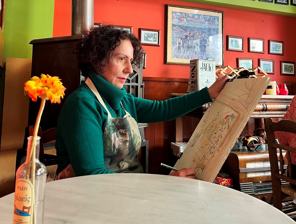 «Περί Μέθης»: Η νέα ατομική έκθεση της Αφροδίτης Παπαδουλή «διηγείται» ιστορίες ποτισμένες με αλκοόλ, πάρτι αλλά και μοναξιά…