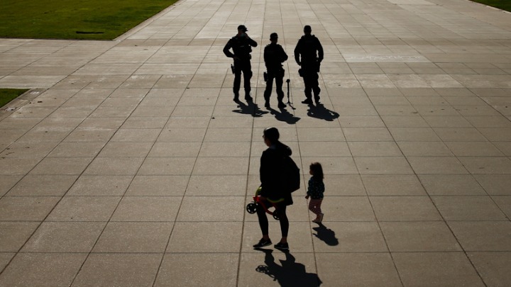 Economist: Μεγάλη μείωση των ελευθεριών παγκοσμίως το 2020 λόγω πανδημίας