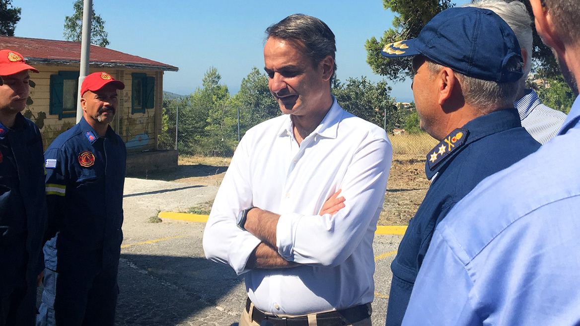 «Είμαστε ευγνώμονες» είπε ο πρωθυπουργός στους πυροσβέστες