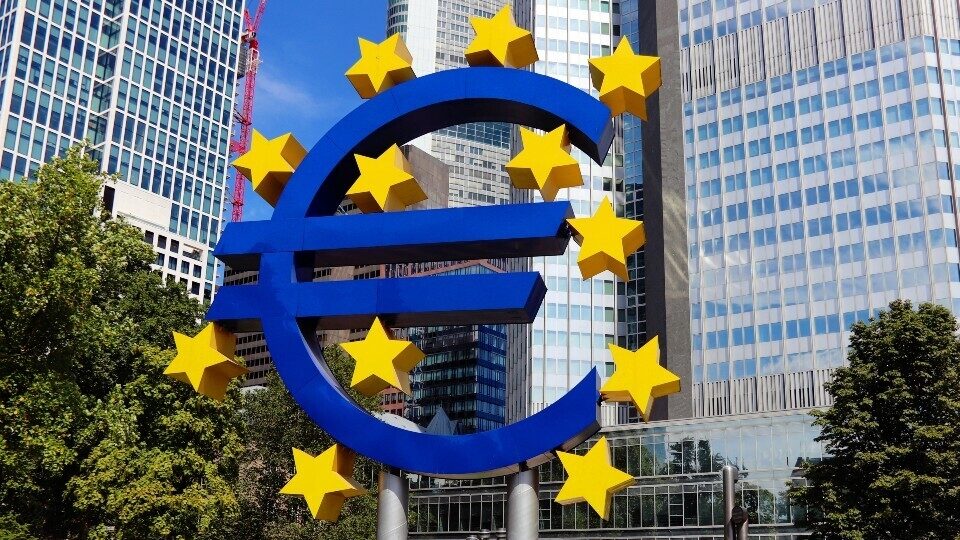 Πέντε ερωτήματα για την ΕΚΤ – Επιθετικές αυξήσεις επιτοκίων, παρά την ύφεση