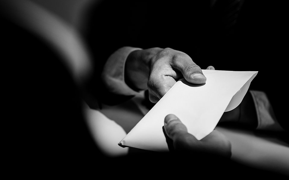 Ο «επιχειρηματίας», οι εξαγορές, τα πάρε-δώσε, τα φιλαράκια και οι από πίσω…