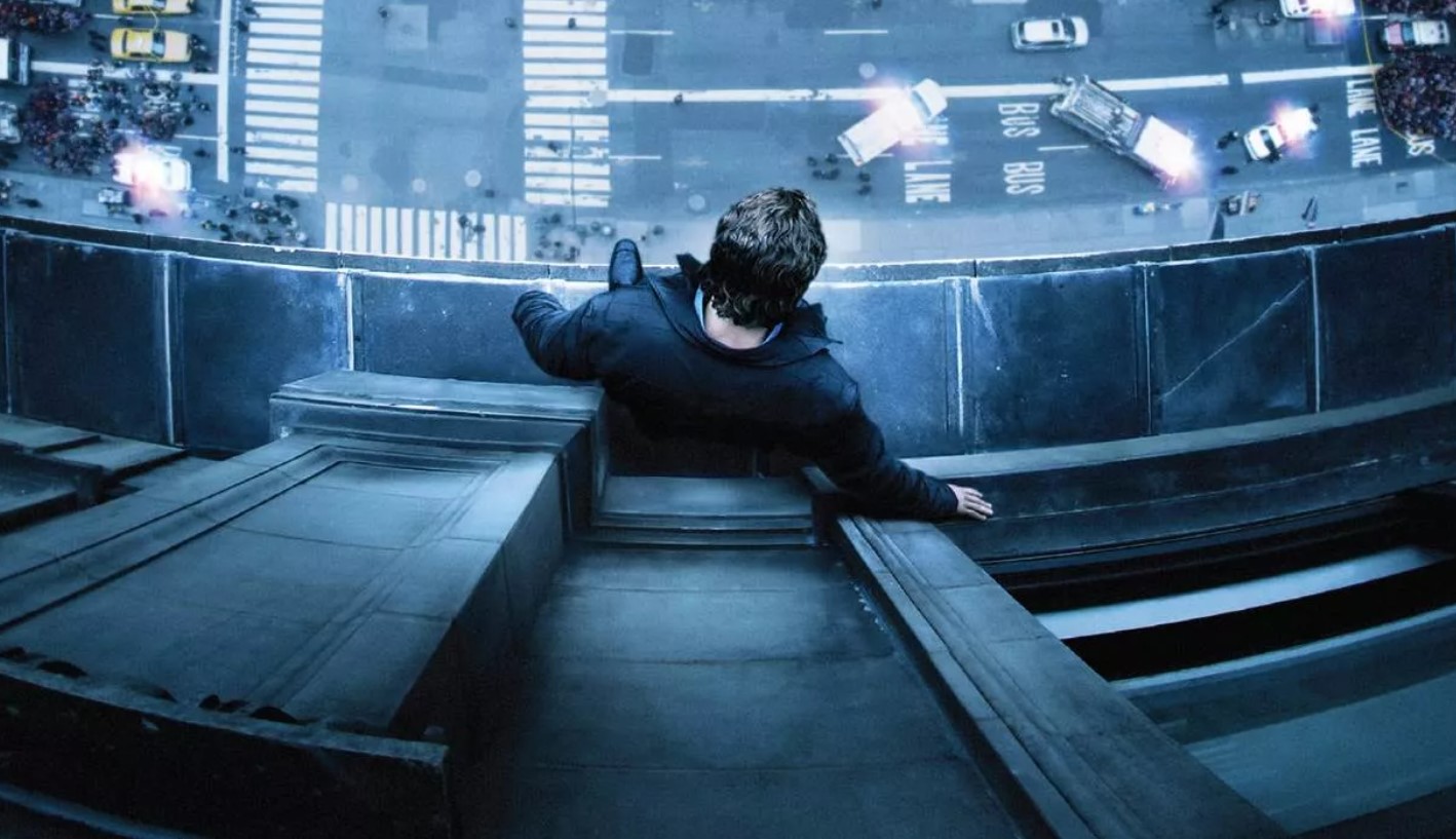 O 35χρονος γόνος που πήδηξε από το μπαλκόνι στην Τσακάλωφ με 50.000 σε μετρητά και η έρευνα της Αρχής για το ξέπλυμα που έκανε φύλλο και φτερό τους τραπεζικούς λογαριασμούς