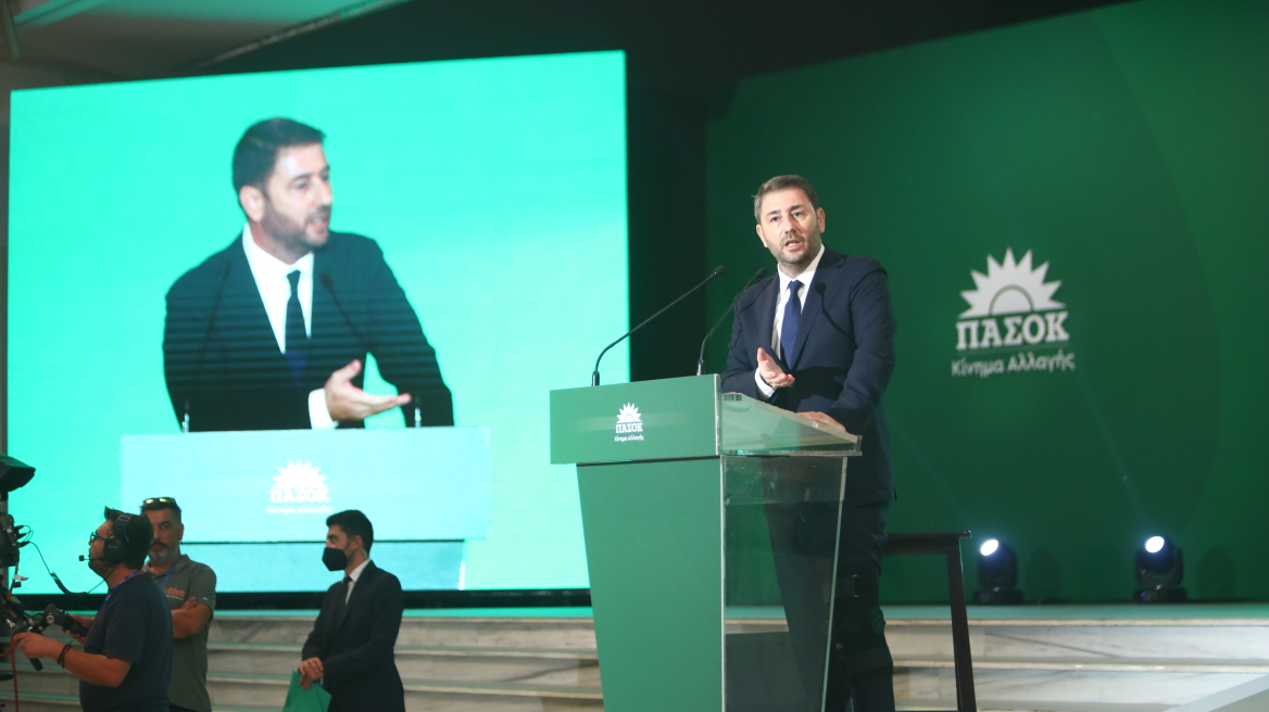 Τους σήκωσε στην πλάτη του ο Νίκος για να τους εκλέξει