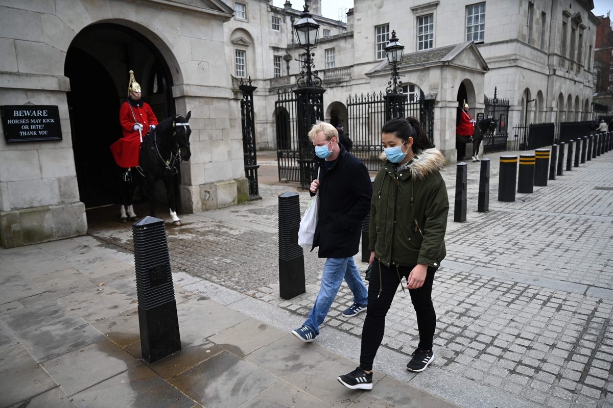 Βρετανία: Διφορούμενα μηνύματα από την κυβέρνηση για καλοκαιρινές διακοπές