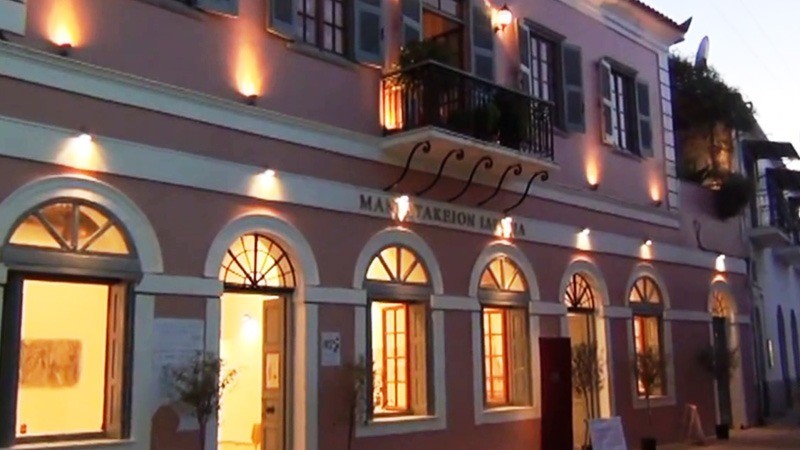 Το Μανιατάκειον Ίδρυμα φιλοξενεί, από 2 έως 13 Αυγούστου 2025 στην Αίθουσα Ταρσούλη στην Κορώνη, την έκθεση φωτογραφίας της Τζένης Λυκουρέζου και του Ανδρέα Ζαχαράτου, “Καλαβρία Μάνη, Εγγύς Κόσμος”