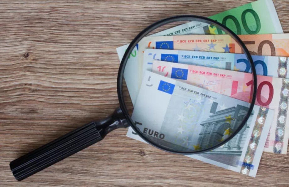 Ο κυβερνητικός, το …φιλαράκι, τα εμβάσματα και η αρχή για το ξέπλυμα!