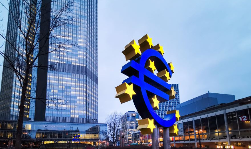 Bloomberg: Αγορές και οικονομολόγοι διαφωνούν για τις επόμενες κινήσεις επιτοκίων της EΚΤ