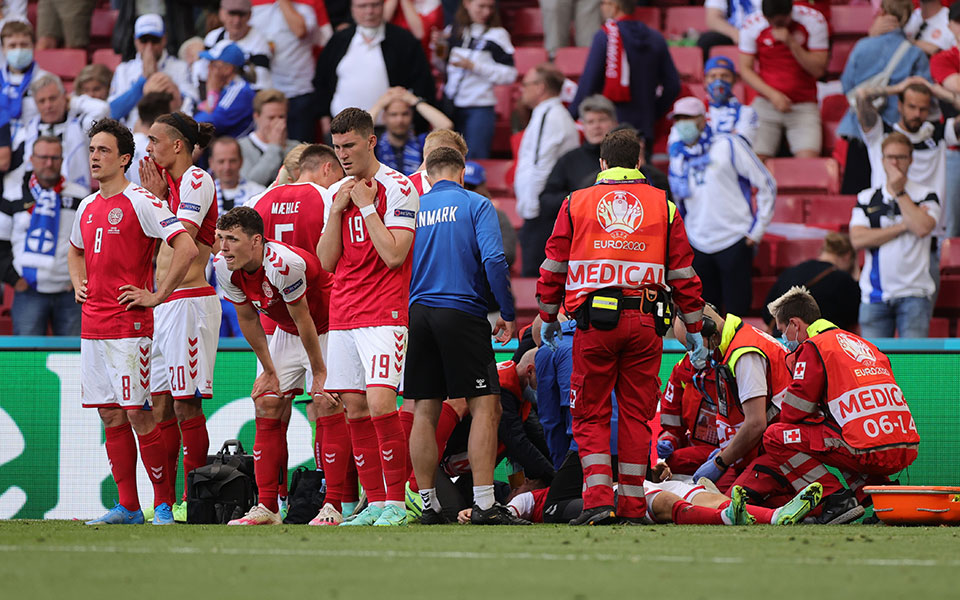 Euro: Ζωντανός ο ποδοσφαιριστής της Δανίας που κατέρρευσε