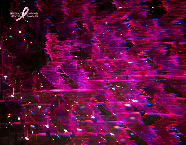 Η Estée Lauder Hellas φωταγωγεί τον ΔΡΟΜΕΑ με την υποστήριξη του Δήμου Αθηναίων, μένοντας πιστή στη δέσμευσή της για την ενημέρωση και την πρόληψη κατά του καρκίνου του μαστού, ενισχύοντας το έργο της Ελληνικής Αντικαρκινικής Εταιρείας.