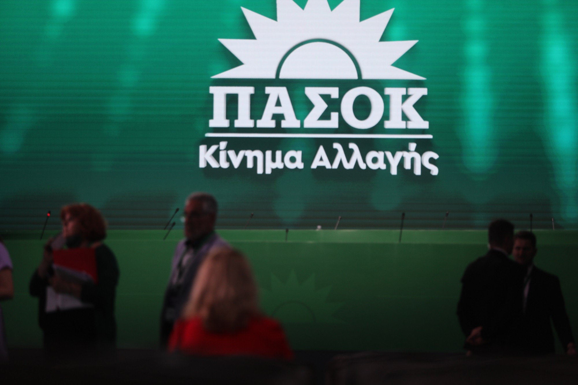 ΠΑΣΟΚ: «Αποχωρεί ο Μπεκίρης χωρίς να δώσει απαντήσεις» – Επιμένει για διορισμό και πτυχίο