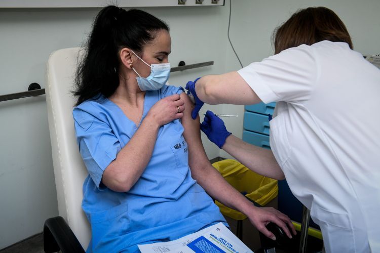 Handelsblatt: Παράδειγμα προς μίμηση η Ελλάδα στους εμβολιασμούς