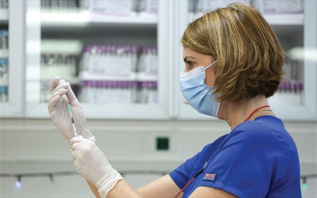 Λήγει η προθεσμία για τον υποχρεωτικό εμβολιασμό εργαζομένων σε δομές υγείας