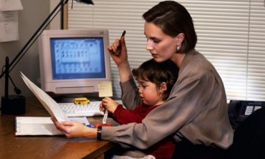 Τι προβλέπει η νέα νομοθεσία για τους εργαζόμενους γονείς