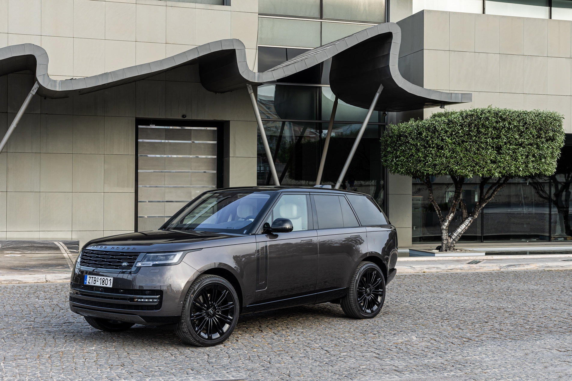 Nέο Range Rover: Ξεκίνησε την καριέρα του και στη χώρα μας!