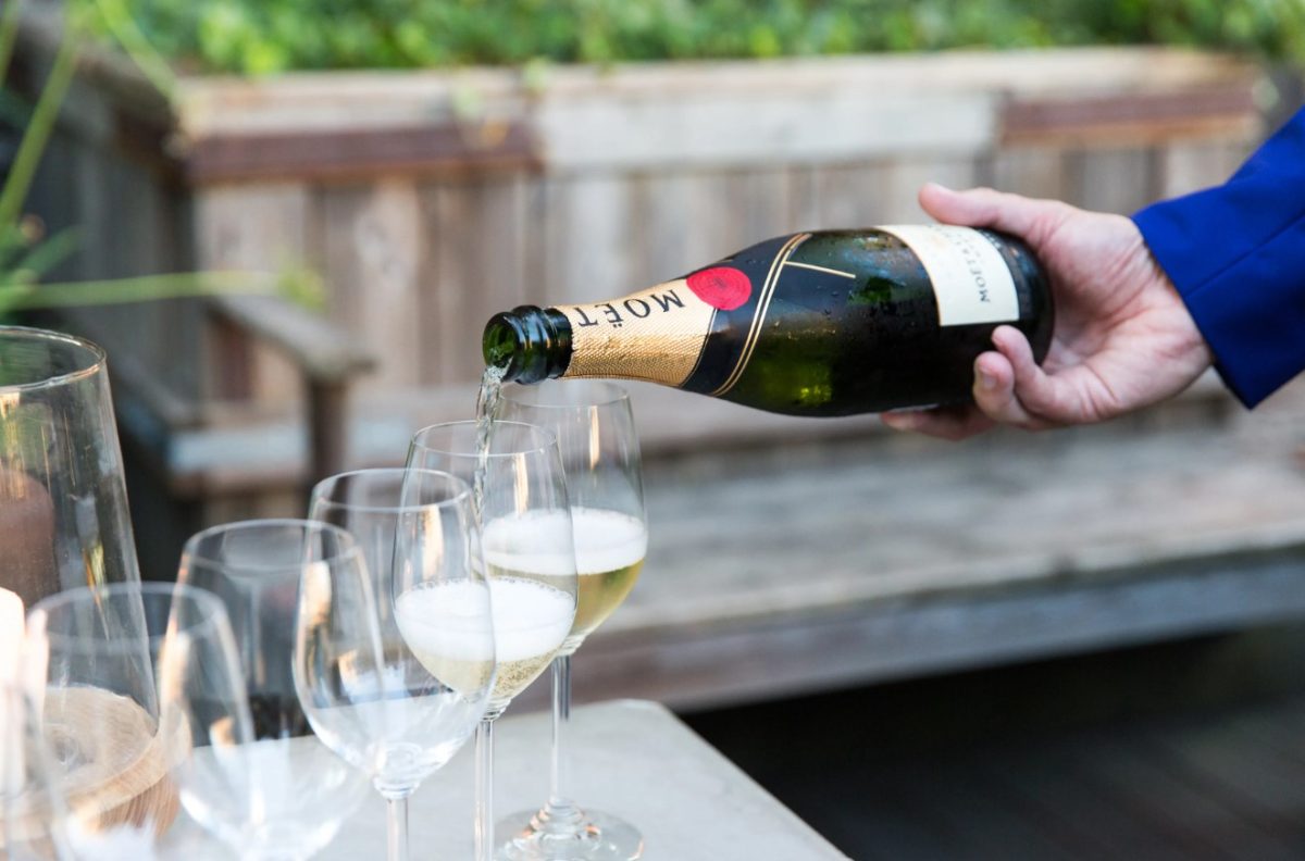 Όταν ο πρέσβης υπερδύναμης πήγε να χρεώσει 11.000 ευρώ το κεφάλι, τους καλεσμένους, επιχειρηματίες και παράγοντες, στους κήπους της πρεσβευτικής κατοικίας!