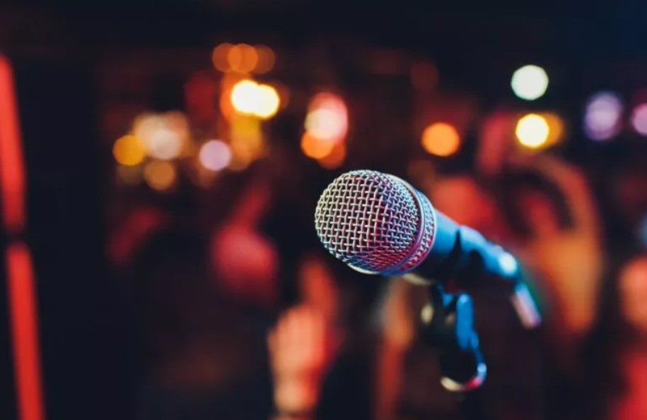 Τράπεζα… χτυπάει την πόρτα φεσσαδόρου προβεβλημένου τραγουδιστή