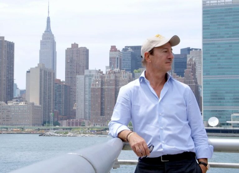 Το 30% των μετοχών του τηλεοπτικού σταθμού Open αντί του ποσού του 1(!!!) ευρώ αποκτά ο Ελληνοαμερικάνος παραγωγός Τζων Καλαφάτης από τον Σαββίδη!