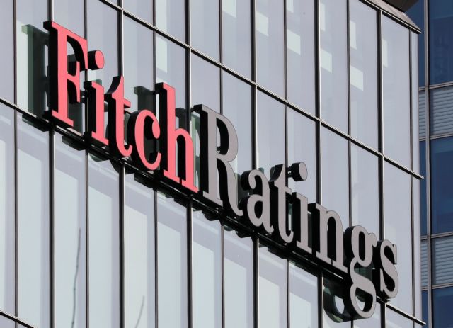 Fitch: Καμπανάκι για την παγκόσμια οικονομία – Σενάριο επιβράδυνσης λόγω πετρελαίου και αγορών