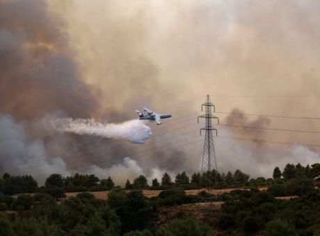 Βαρυμπόμπη: Δραματικές ώρες, σε πλήρη εξέλιξη η πυρκαγιά