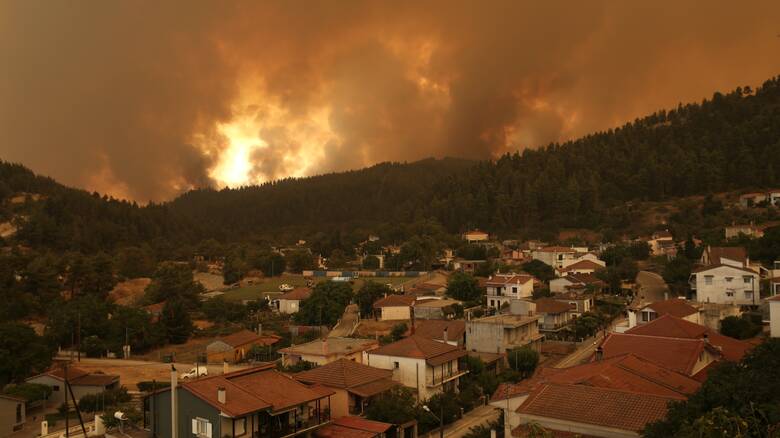 Στο έλεος της φωτιάς η Βόρεια Εύβοια – Αναζωπυρώσεις στην Ηλεία