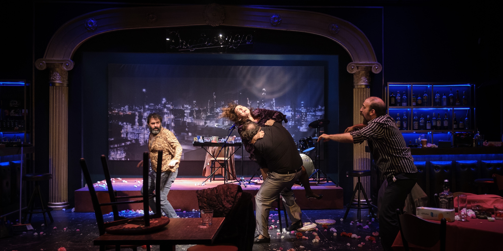 Συνεχίζεται ο «Κωλόκαιρος» στο θέατρο Τζένη Καρέζη