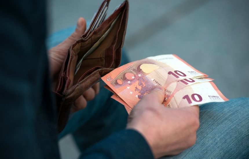 «Παγώνει» και πάλι ο κατώτατος μισθός