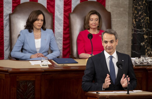 Αναφορές Μητσοτάκη που ξεσήκωσαν το Κογκρέσο: Οι επιφανείς Έλληνες των ΗΠΑ – Από Μπουρλά ως Αντετοκούνμπο