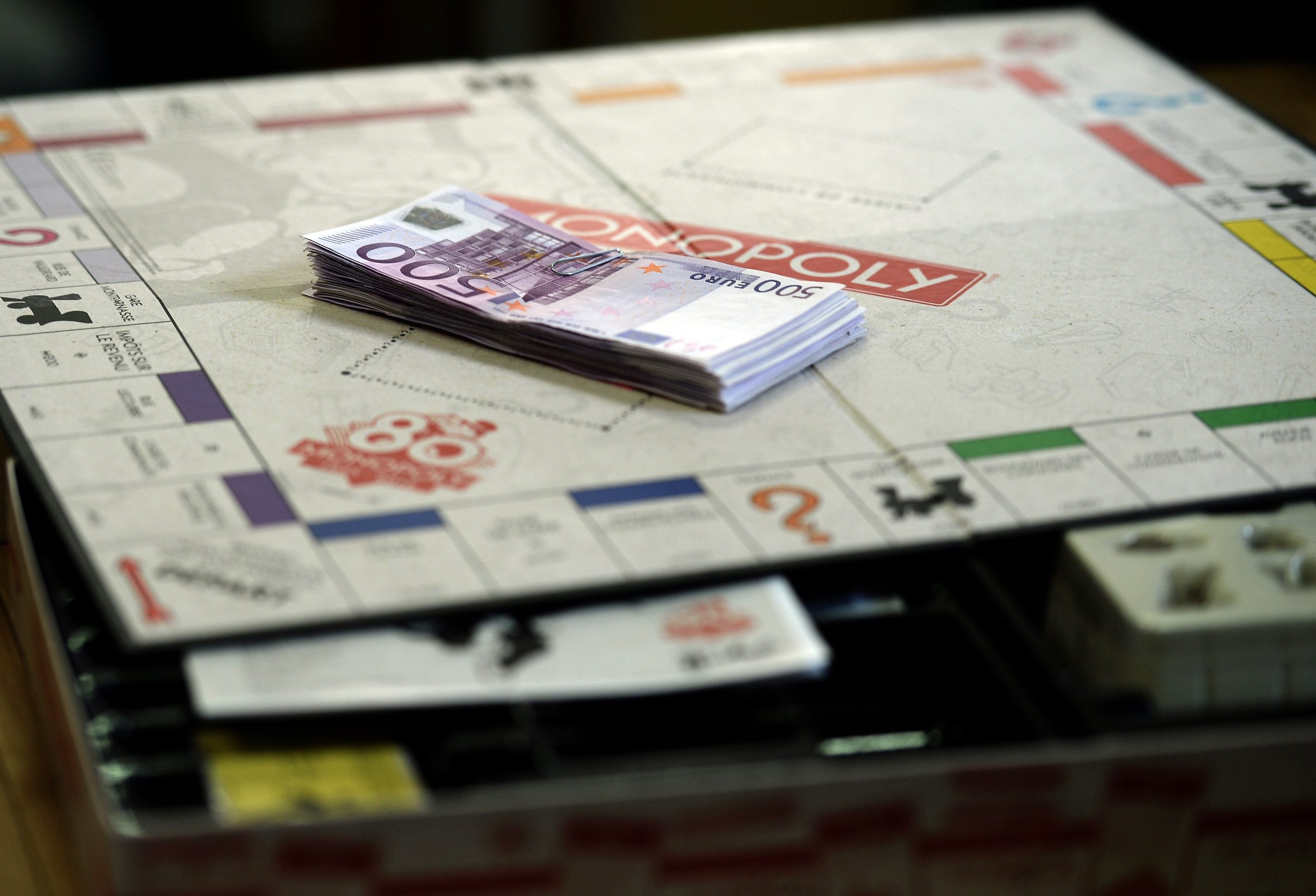 ΤΡΑΠΕΖΕΣ: Ξοδέψτε λεφτά! Δεν θέλουμε άλλες καταθέσεις