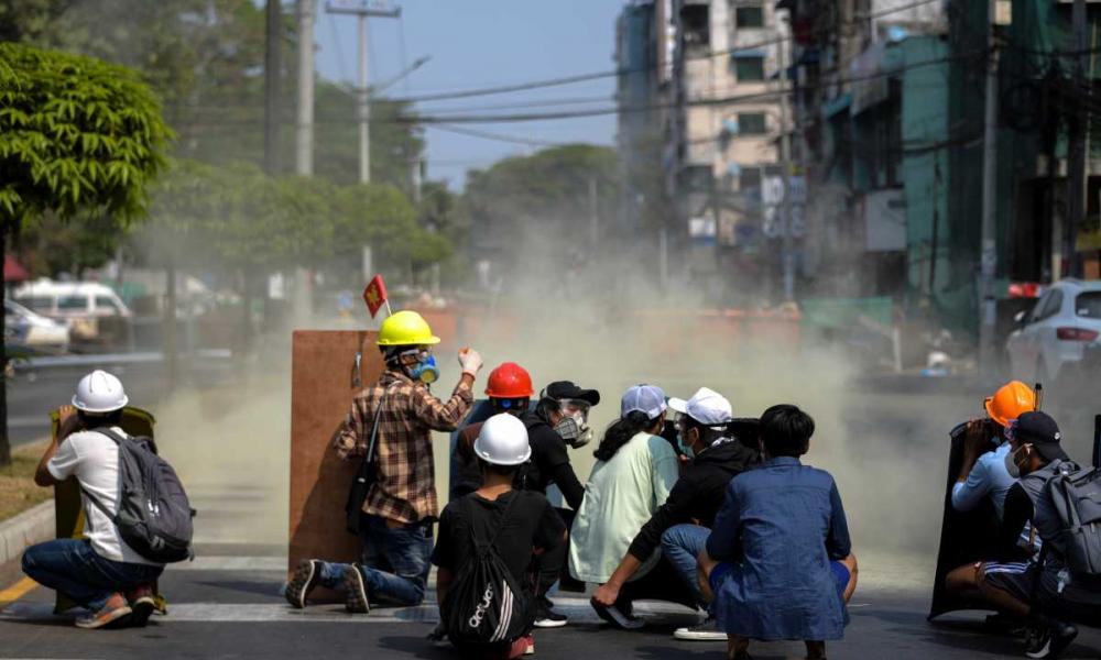 Μιανμάρ: Παύθηκε από τα καθήκοντά του ο πρεσβευτής της χώρας στον ΟΗΕ – Τραυματίας γυναίκα από σφαίρα