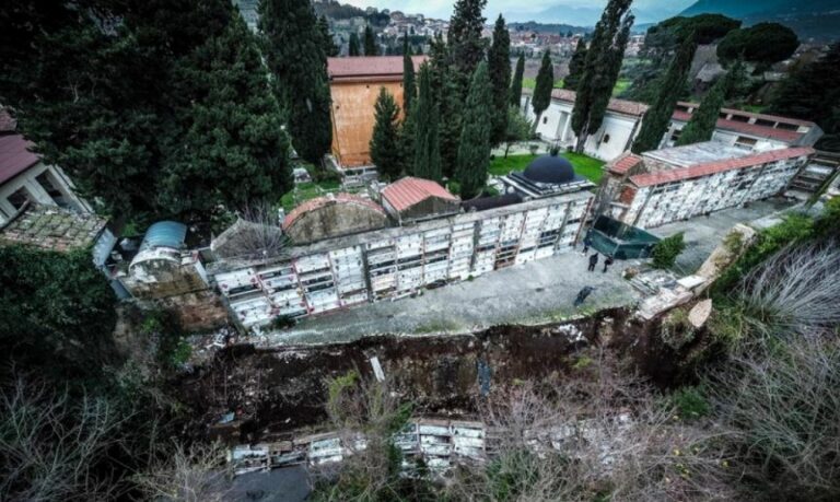 Ιταλία: Κατέρρευσε νεκροταφείο λόγω κακοκαιρίας – Φέρετρα και τεφροδόχοι κατέληξαν σε χαράδρα