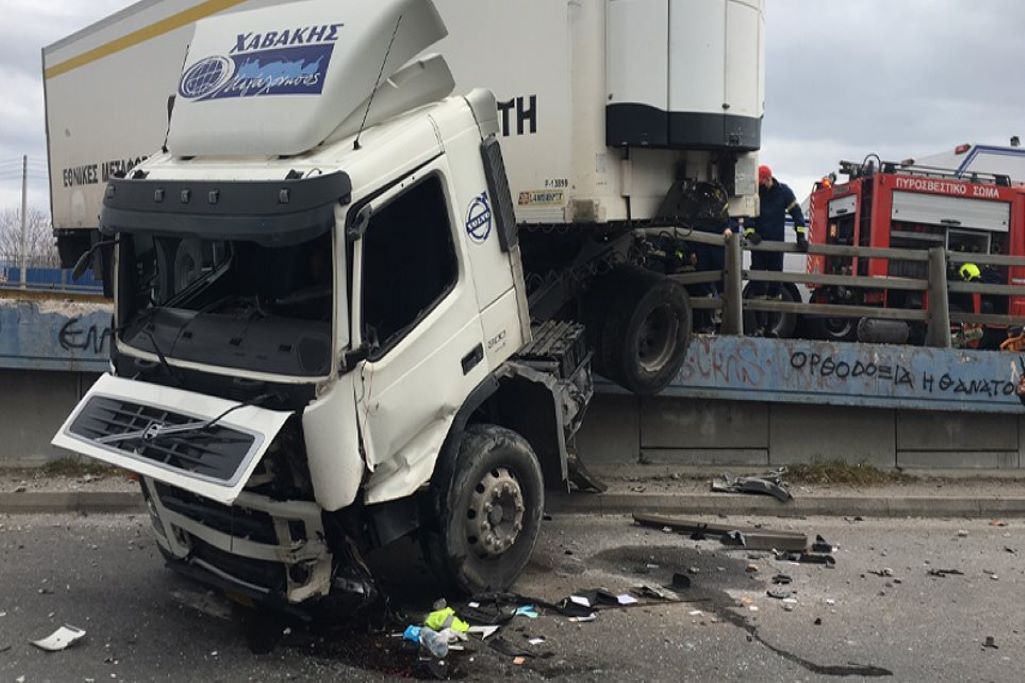 Σοβαρό τροχαίο με νταλίκα στον Κηφισό  – Διακοπή της κυκλοφορίας