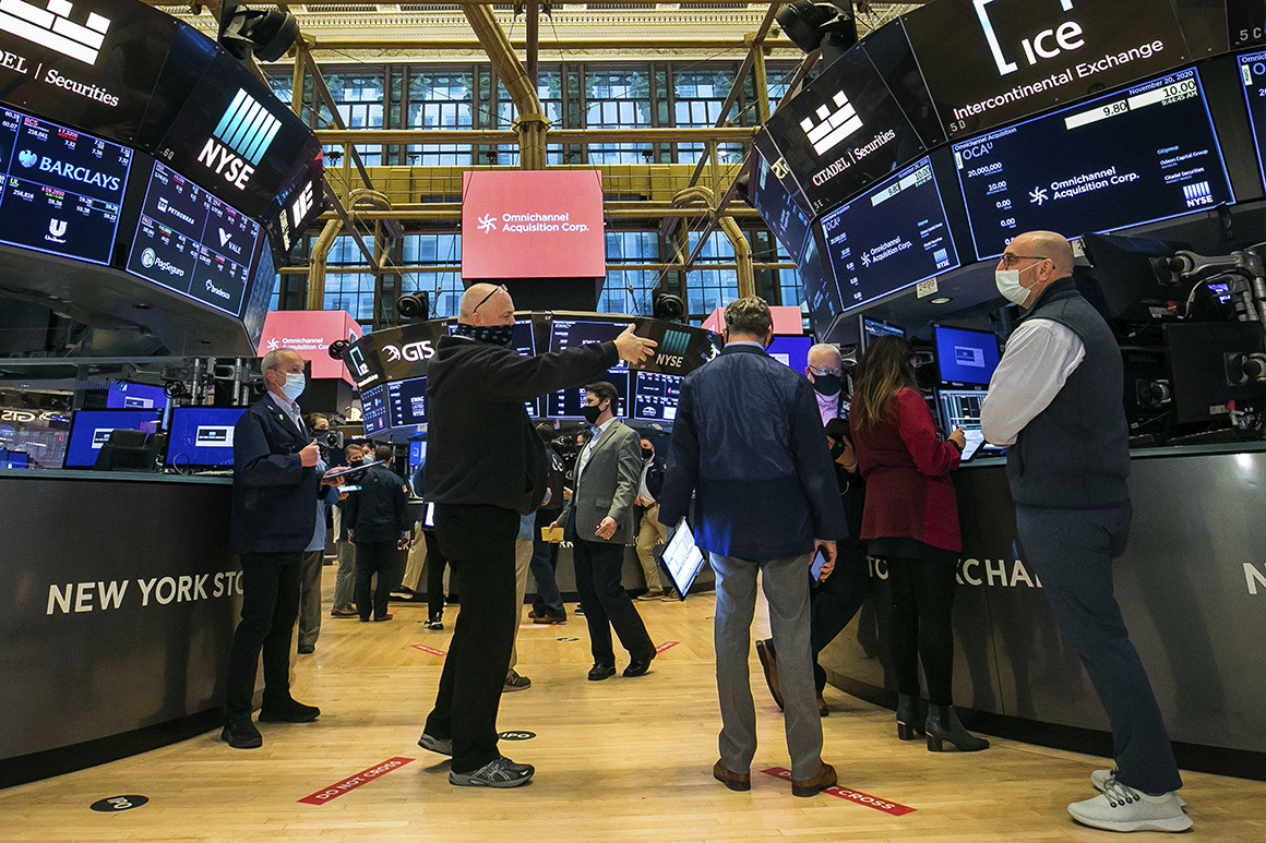 Wall Street: Βύθιση 2,46% του Nasdaq – Μικρά κέρδη για Dow Jones και S&P 500