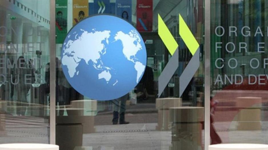 ΟΟΣΑ: Παραμένει υψηλή η φορολογία των μισθών στην Ελλάδα