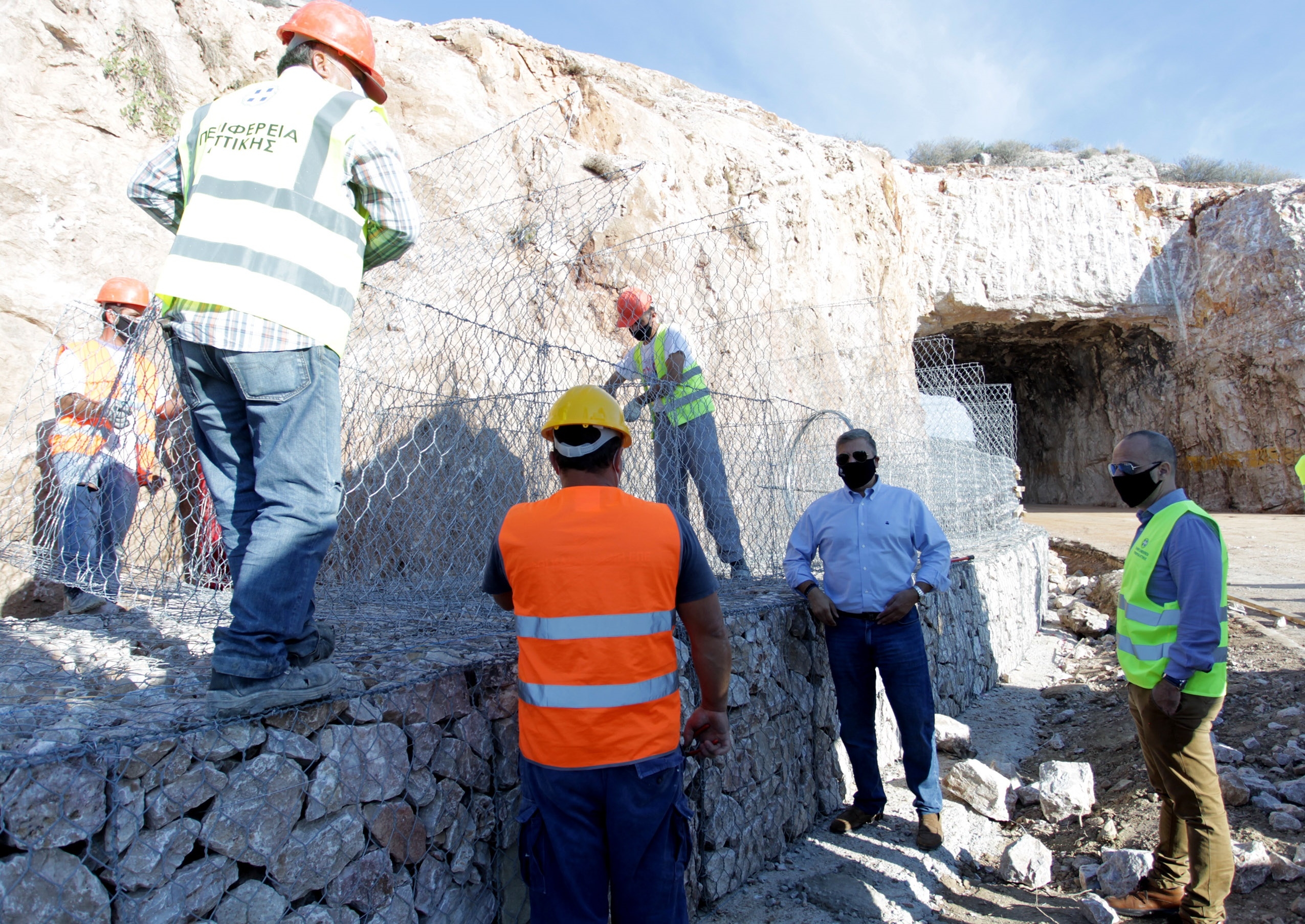 Σε εξέλιξη οι εργασίες στον οδικό άξονα Βάρκιζας – Σουνίου στις “Τρύπες Καραμανλή”