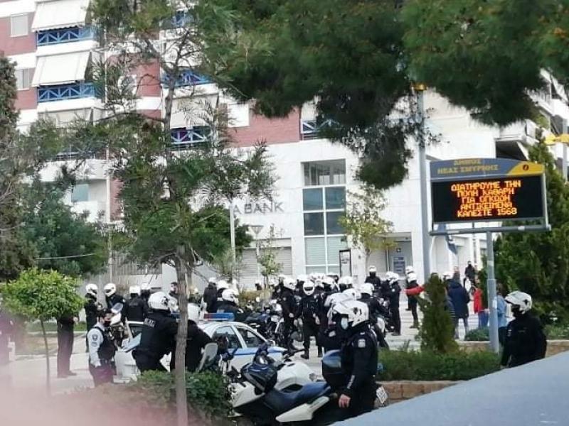 Επεισόδια στη Νέα Σμύρνη – Αστυνομική βία και προσαγωγές
