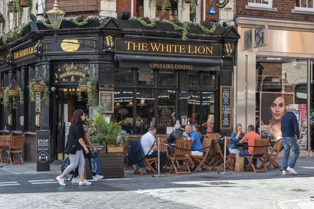 Standard & Poor’s: Σε μια τριετία θα ανακάμψουν οι βρετανικές “παμπς”