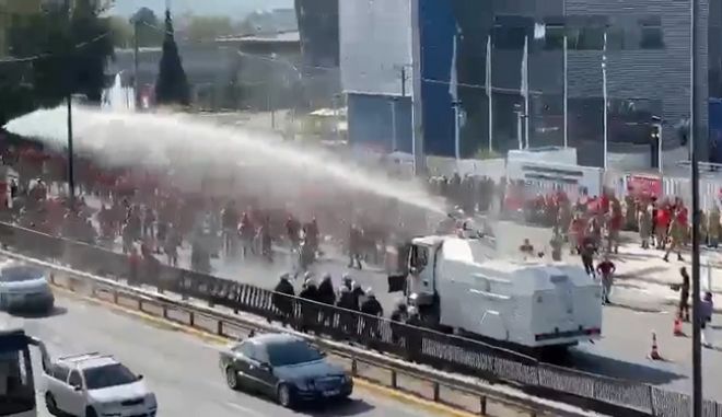 ΣΥΡΙΖΑ: Ο Μητσοτάκης πνίγει με χημικά τους “ήρωες των πυρκαγιών”