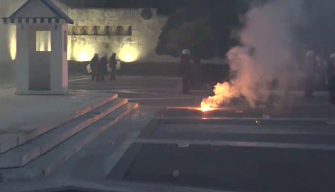 Επεισόδια και μολότοφ στη συγκέντρωση  αντιεμβολιαστών στο Σύνταγμα