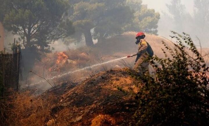 Βίλια: Μαίνεται η πυρκαγιά – Εντολή εκκένωσης προς Ψάθα (upd 18.40)