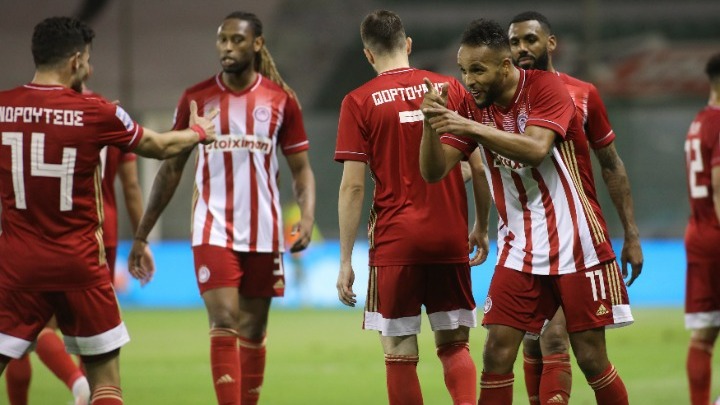 «Ερυθρόλευκη» επίδειξη δύναμης