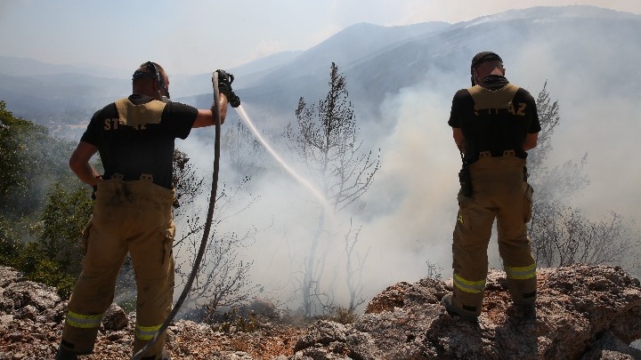 Πυρκαγιά στα Βίλια: Δυσχέρειες στην κατάσβεση λόγω μεταβολών των ανέμων (upd 19.00)