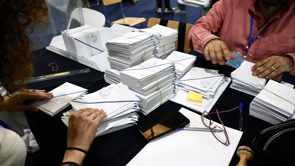 Σε δημόσια διαβούλευση το νομοσχέδιο για την επιστολική ψήφο και την εκλογική περιφέρεια Απόδημου Ελληνισμού